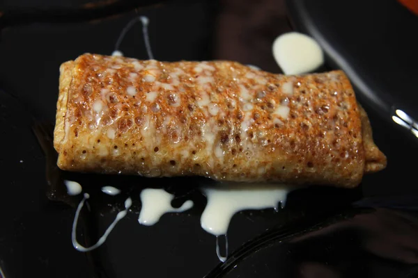 Leckere Pfannkuchen Gefüllt Mit Früchten Auf Schwarzem Teller Nahaufnahme Und — Stockfoto