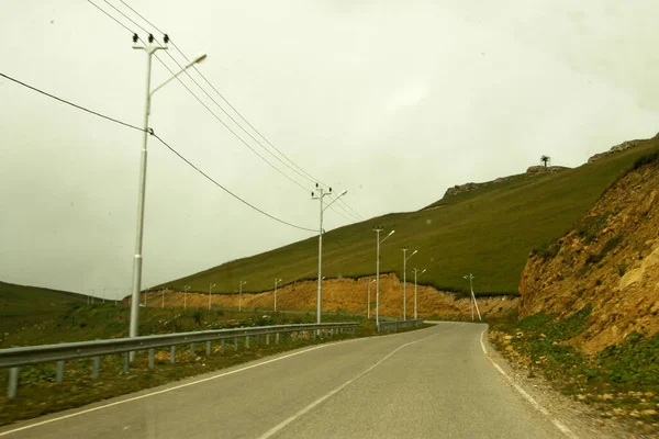 白日空旷的山路景观 — 图库照片