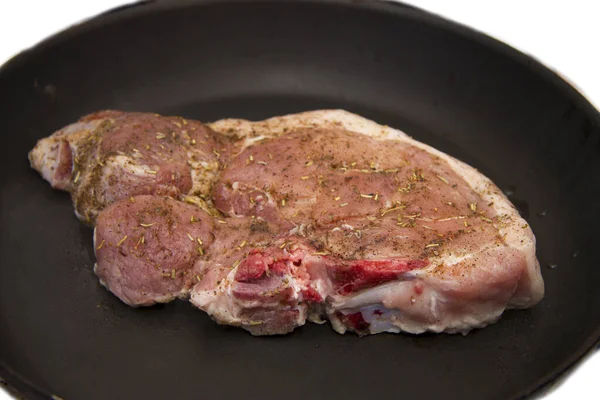 Bife Porco Cru Fresco Com Especiarias Assando Frigideira Preta Cozinha — Fotografia de Stock