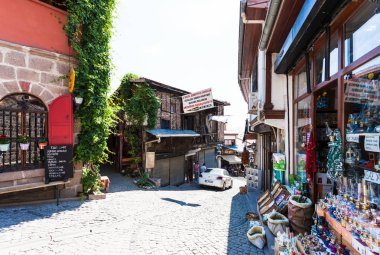 Ankara, Türkiye - 2 Mayıs 2018: insanlar Çankaya Ankara Bölge kent küçük mağazalar ile sokakta. Ankara Türkiye Cumhuriyeti'nin başkenti olduğunu