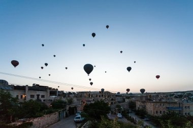 Göreme, Türkiye - 4 Mayıs 2018: çok sıcak hava balon erken gündoğumu, Göreme kasabada. Göreme Kapadokya, Nevşehir ili Türkiye'nin İç Anadolu şehridir