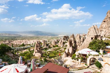 Uçhisar, Türkiye - 4 Mayıs 2018: Restoranlar kaya Uçhisar Kalesi yakınında. Uçhisar (Uchisar) Kapadokya, Nevşehir ili Türkiye'nin İç Anadolu köyüdür