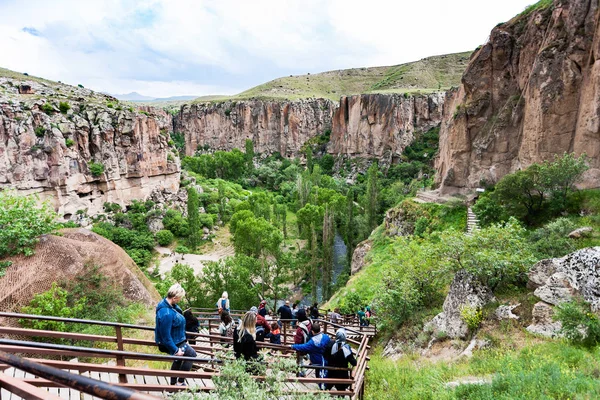 Ihlara Vadisi, Türkiye - 6 Mayıs 2018: Ihlara Vadisi Aksaray ili için merdiven insanlar. Ihlara Vadisi 16 km uzun gorge, Türkiye'nin en ünlü vadide gezi hiking