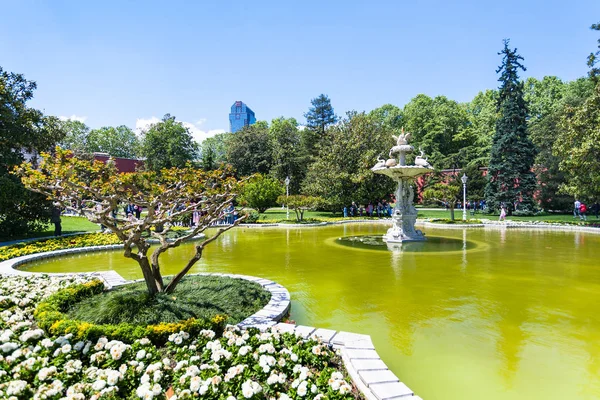 Istanbul Turkiet Maj 2018 Besökare Nära Fontänen Trädgården Dolmabahce Palatset — Stockfoto
