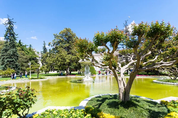 土耳其伊斯坦布尔 2018年5月13日 伊斯坦布尔城市尔马巴赫切宫宫公园喷泉附近的人们 Palase 是奥斯曼帝国的主要行政中心在1856 1887 和1909 1922 — 图库照片