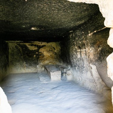 Göreme, Türkiye - 3 Mayıs 2018: Kapadokya Göreme town yakınındaki antik manastır yerleşim Açık Hava Müzesi'nde eski mağara Şapel odada kapalı