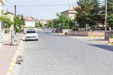 Uçhisar, Türkiye - 4 Mayıs 2018: modern sokak bahar Uçhisar kasabasında. Uçhisar (Uchisar) Kapadokya, Nevşehir ili Türkiye'nin İç Anadolu köyüdür