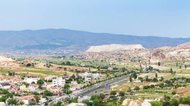 Göreme, Türkiye - 5 Mayıs 2018: panoramik dağ Vadisi Göreme kasaba ve bahar yol ile. Göreme Kapadokya, Nevşehir ili Türkiye'nin İç Anadolu şehridir