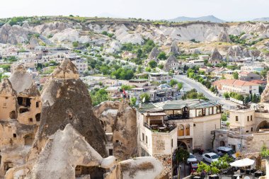 Göreme, Türkiye - 5 Mayıs 2018: konut bloğu bahar Göreme kasabasında. Göreme Kapadokya, Nevşehir ili Türkiye'nin İç Anadolu şehridir