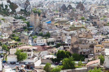 Göreme, Türkiye - 5 Mayıs 2018: Daire görünümünü Göreme kasabada baharda ev sahipliği yapmaktadır. Göreme Kapadokya, Nevşehir ili Türkiye'nin İç Anadolu şehridir
