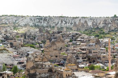Göreme, Türkiye - 5 Mayıs 2018: bahar Göreme şehrin manzarası. Göreme Kapadokya, Nevşehir ili Türkiye'nin İç Anadolu şehridir