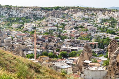 Göreme, Türkiye - 5 Mayıs 2018: bahar kasabada Göreme görünümünü yukarıda. Göreme Kapadokya, Nevşehir ili Türkiye'nin İç Anadolu şehridir