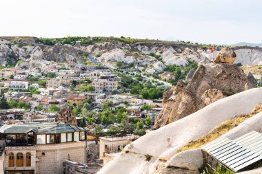 Göreme, Türkiye - 5 Mayıs 2018: Göreme şehirdeki konut çeyreğinde bahar. Göreme Kapadokya, Nevşehir ili Türkiye'nin İç Anadolu şehridir