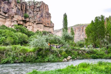 Ihlara Vadisi, Türkiye - 6 Mayıs 2018: insanlar Aksaray Ihlara Vadisi'nde Melendiz beach nehrinde. Ihlara Vadisi 16 km uzun gorge, Türkiye'nin en ünlü vadide gezi hiking