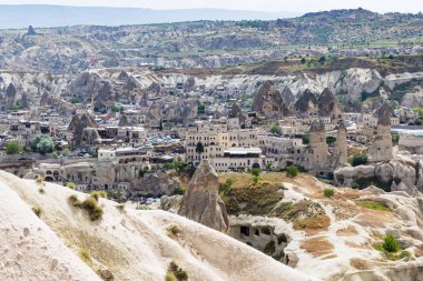 Göreme, Türkiye - 6 Mayıs 2018: Göreme kenti Kapadokya bahar dağlar arasında yukarıda. Göreme Kapadokya, Nevşehir ili Türkiye'nin İç Anadolu şehridir -
