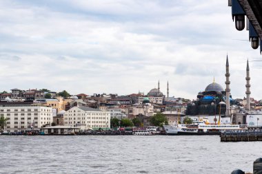 Istanbul, Türkiye - 11 Mayıs 2018: gezi gemileri Haliç defne Istanbul içi çıkabilir yakınındaki. En kalabalık şehri ve Türkiye'de ekonomik, kültürel ve tarihi merkezi Istanbul olan