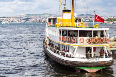 Istanbul, Türkiye - 11 Mayıs 2018: Haliç Bay Istanbul içi gezi insanlarda tekne. En kalabalık şehri ve Türkiye'de ekonomik, kültürel ve tarihi merkezi Istanbul olan