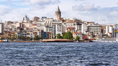 Istanbul, Türkiye - 11 Mayıs 2018: Haliç defne Galata (Karaköy) bölgesinde, quayside. Karaköy Boğaz'ın Avrupa tarafında bulunan Beyoğlu semtinde ticari çeyrek geçiyor