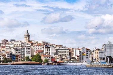 Istanbul, Türkiye - 11 Mayıs 2018: waterfront, Haliç defne Galata (Karaköy) bölgesinde. Karaköy Boğaz'ın Avrupa tarafında bulunan Beyoğlu semtinde ticari çeyrek geçiyor