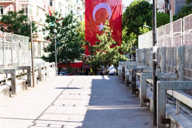 Ankara, Türkiye - 30 Nisan 2018: insanlar ve sokak şehir yerleşim Kızılay bölgesinde Ulusal bayrağını. Ankara Türkiye Cumhuriyeti'nin başkenti olduğunu