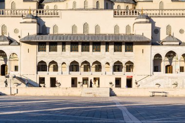 Ankara, Türkiye - 30 Nisan 2018: insanlar Kocatepe Camii yakınında. Ankara kent'en büyük Camisi Kocatepe Camii (Kocatepe Mescidi) olduğunu