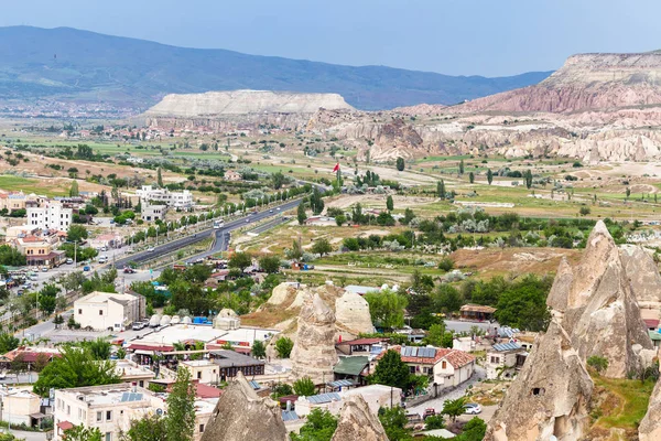 Göreme, Türkiye - 5 Mayıs 2018: dağ Vadisi Göreme kasaba bahar ile görünümünü yukarıda. Göreme Kapadokya, Nevşehir ili Türkiye'nin İç Anadolu şehridir
