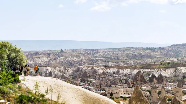 Göreme, Türkiye - 6 Mayıs 2018: turist Göreme kasabada bakış açısı üzerinde. Göreme Kapadokya, Nevşehir ili Türkiye'nin İç Anadolu şehridir