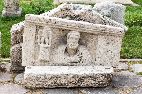 科尼亚 土耳其 2018年5月7日 科尼亚考古博物馆户外院子里的古石棺细节 画廊是国家博物馆 它在1901年建立了 它的当前位置从1962年 — 图库照片