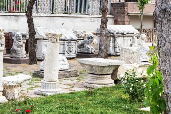 Ικόνιο Τουρκία Μαΐου 2018 Αγάλματα Στην Εξωτερική Αυλή Του Αρχαιολογικού — Φωτογραφία Αρχείου