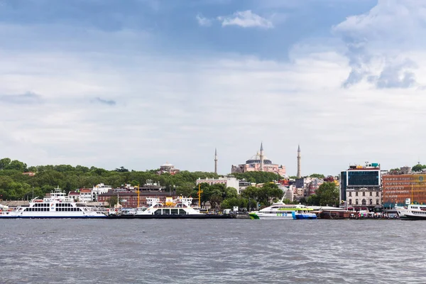Istanbul Turquia Maio 2018 Navios Excursão Perto Cais Baía Golden — Fotografia de Stock