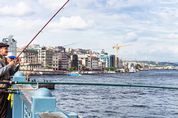 Istanbul, Türkiye - 11 Mayıs 2018: balıkçılar Galata Köprüsü'nde Istanbul içi. En kalabalık şehri ve Türkiye'de ekonomik, kültürel ve tarihi merkezi Istanbul olan