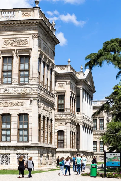 Istanbul Turquía Mayo 2018 Los Visitantes Caminan Palacio Dolmabahce Ciudad — Foto de Stock