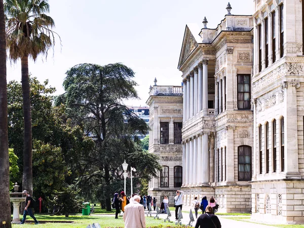 Istanbul Turquía Mayo 2018 Los Turistas Caminan Hasta Palacio Dolmabahce — Foto de Stock