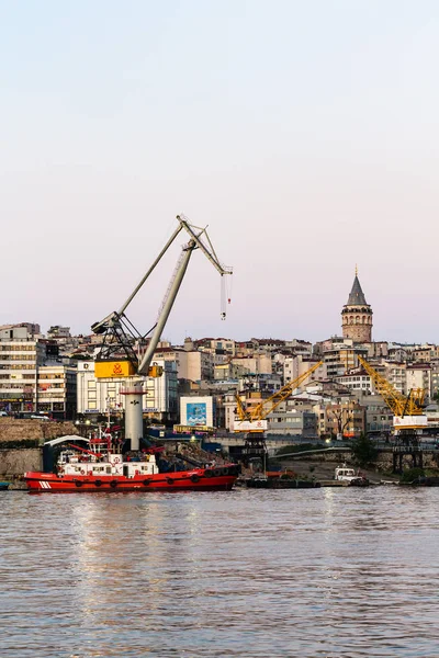 Istanbul Turkiet Maj 2018 Brygga Golden Horn Bay Stadsdelen Galata — Stockfoto