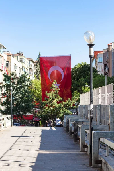 Ankara Turecko Dubna 2018 Lidé Stát Vlajky Ulici Rezidenční Čtvrti — Stock fotografie