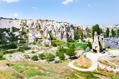 Türkiye - bahar Kapadokya Göreme town yakınındaki antik mağara monastery yakınındaki otobüs durağı seyahat