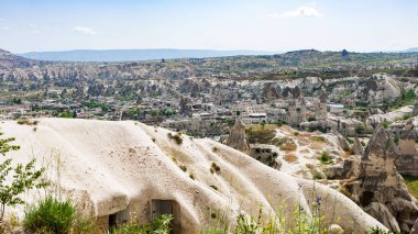 Türkiye'ye - Göreme Kapadokya bahar dağ kasabadan görünümünü yukarıda seyahat