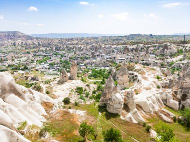 Türkiye'ye - oyma evleri ve dağ bahar Kapadokya Göreme kasabadan görünümünü yukarıda seyahat