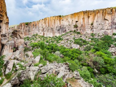 Seyahat Türkiye'ye - baharda gorge Aksaray ili Kapadokya Ihlara Vadisi içinde kayalar