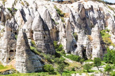 Türkiye - kaya antik manastır yerleşim peri bacaları kayalarda Kapadokya Göreme town yakınındaki bahar seyahat