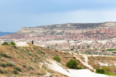 Türkiye - baharda pathes Göreme Milli Parkı'nda Kapadokya'da trekking için seyahat