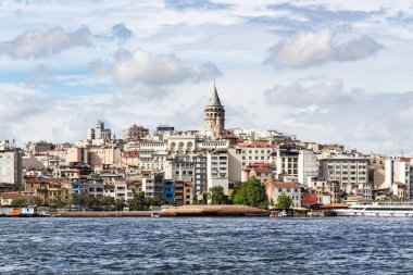 Türkiye - Haliç bay Istanbul içi üzerinde Galata (Karaköy) çeyreğinde bahar görünümünü seyahat