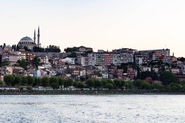 Türkiye - bahar akşam Istanbul şehirde Haliç yuvasından Fatih İlçesi'nde quayside seyahat