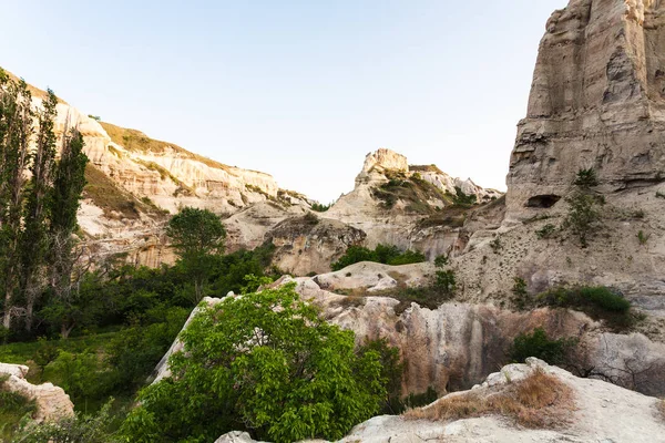 トルコに 春にカッパドキアのギョレメの町の近くの渓谷の岩を大きくなり過ぎた — ストック写真