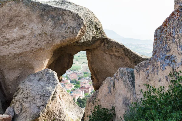 Viaje Turquía Antiguas Rocas Sobre Aldea Uchisat Capadocia Primavera — Foto de Stock