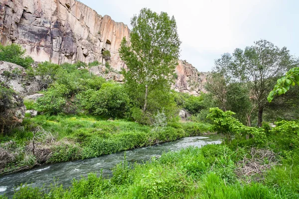 在春季阿克萨赖省 Ihlara 河谷的 Melendiz 河旅行到土耳其 — 图库照片