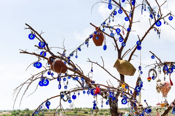 Viaggio Turchia Albero Decorato Amuleti Locali Nel Parco Nazionale Goreme — Foto Stock