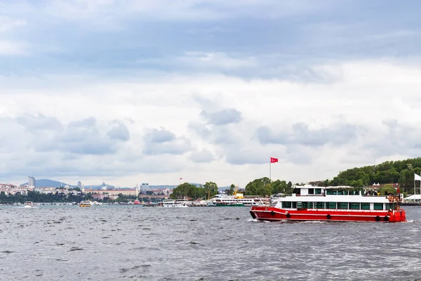 Travel Turkey Excursion Boat Golden Horn Bay Istanbul City Spring — Stock Photo, Image