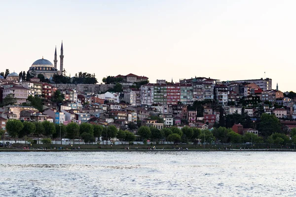 Podróż Turcji Nabrzeża Dzielnicy Fatih Stambule Wiosenny Wieczór Zatoki Złoty — Zdjęcie stockowe