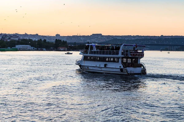 Travel Turkey Excursion Boat Golden Horn Bay Istanbul City Spring — Stock Photo, Image